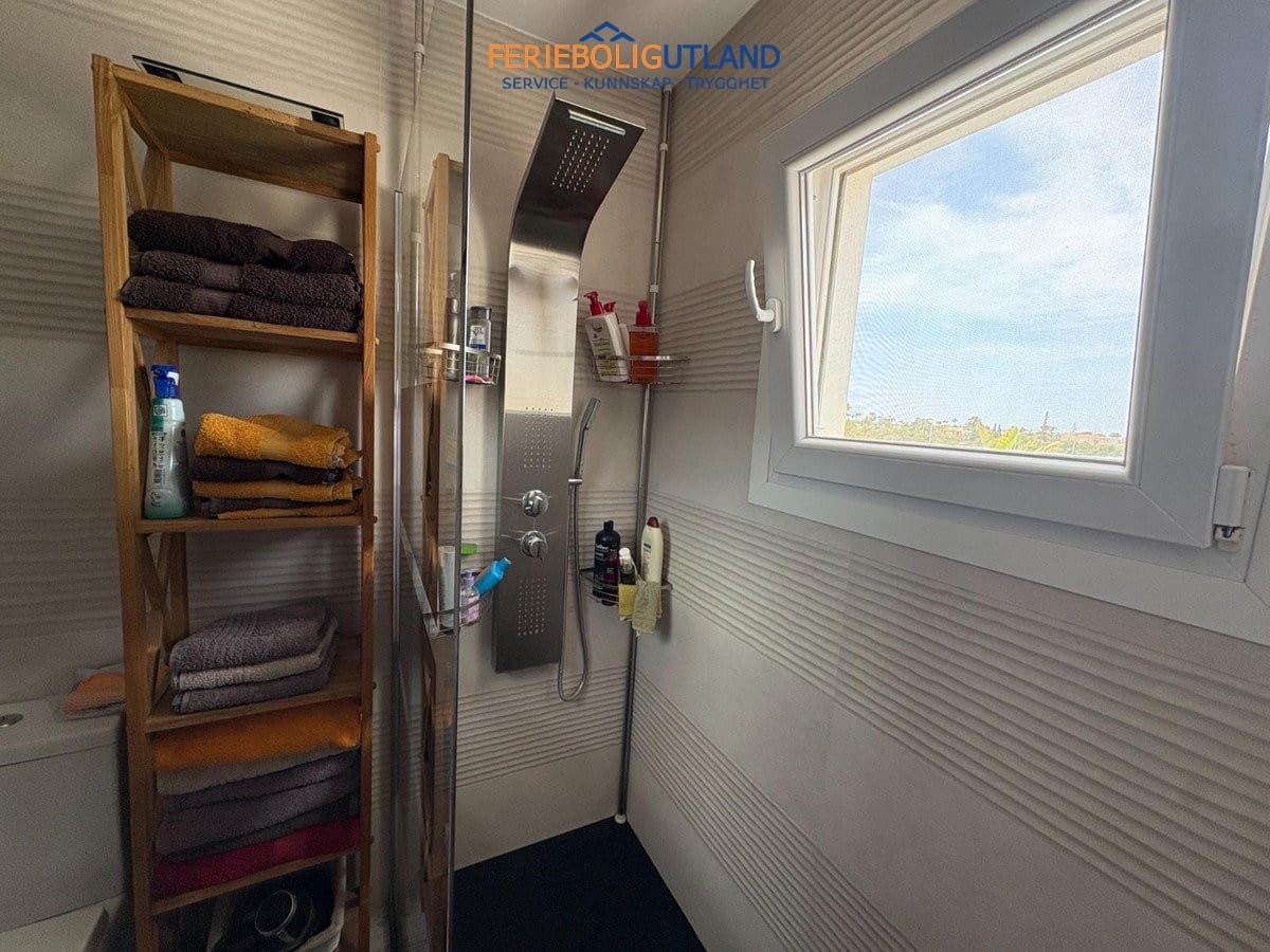 2 soverom Villa til salgs i Torrevieja med svømmebasseng garasje - € 465 000 (Ref: 10042008)