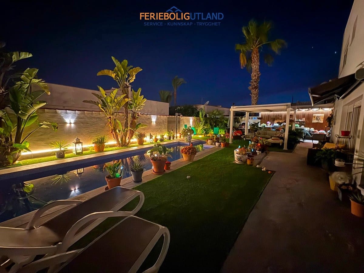 2 soverom Villa til salgs i Torrevieja med svømmebasseng garasje - € 465 000 (Ref: 10042008)