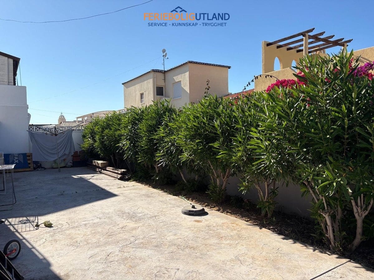 2 soverom Villa til salgs i Torrevieja med svømmebasseng garasje - € 465 000 (Ref: 10042008)