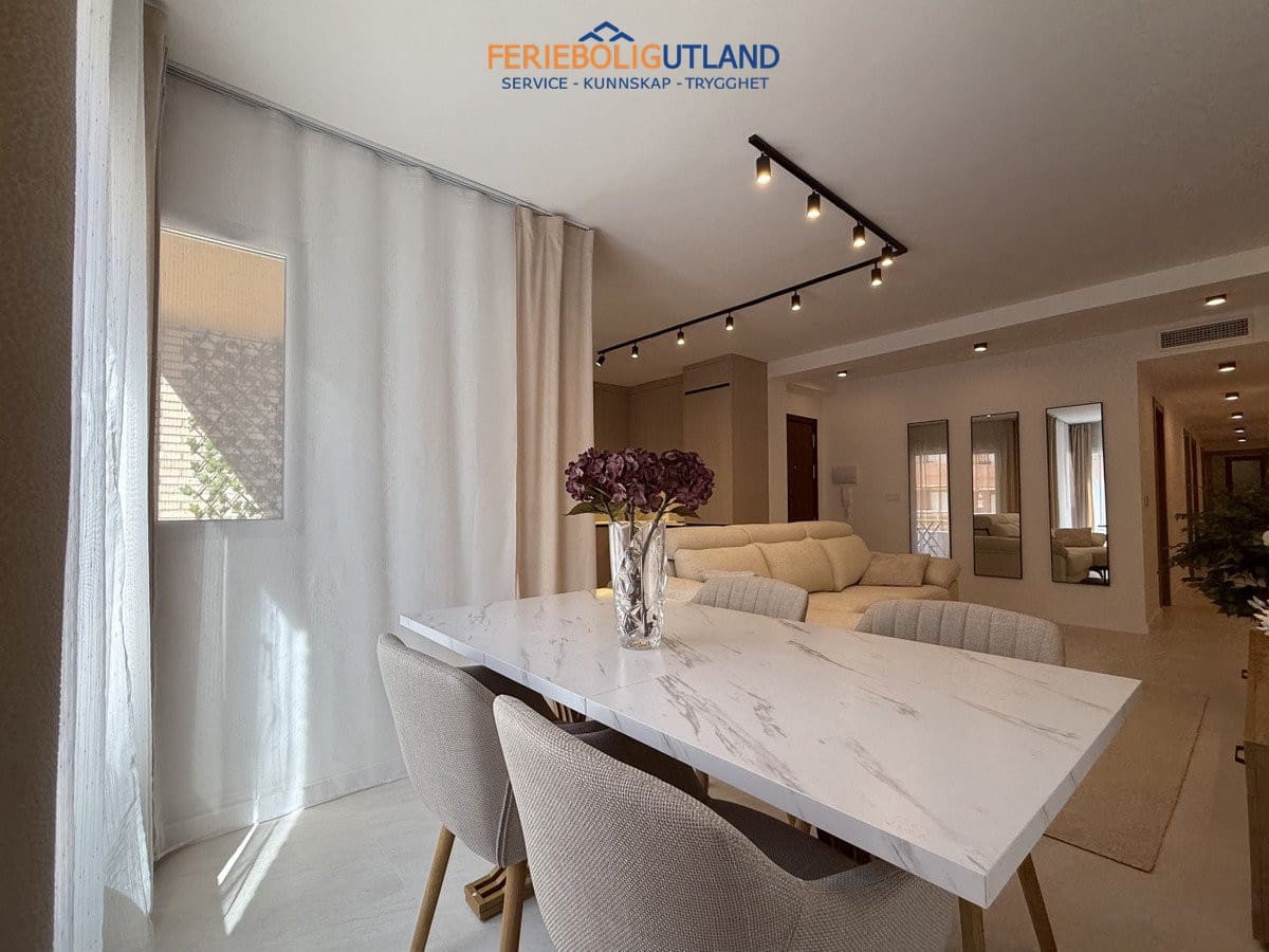 Apartamento de 4 habitaciones en Torrevieja en venta - 285.000 € (Ref: 10042015)
