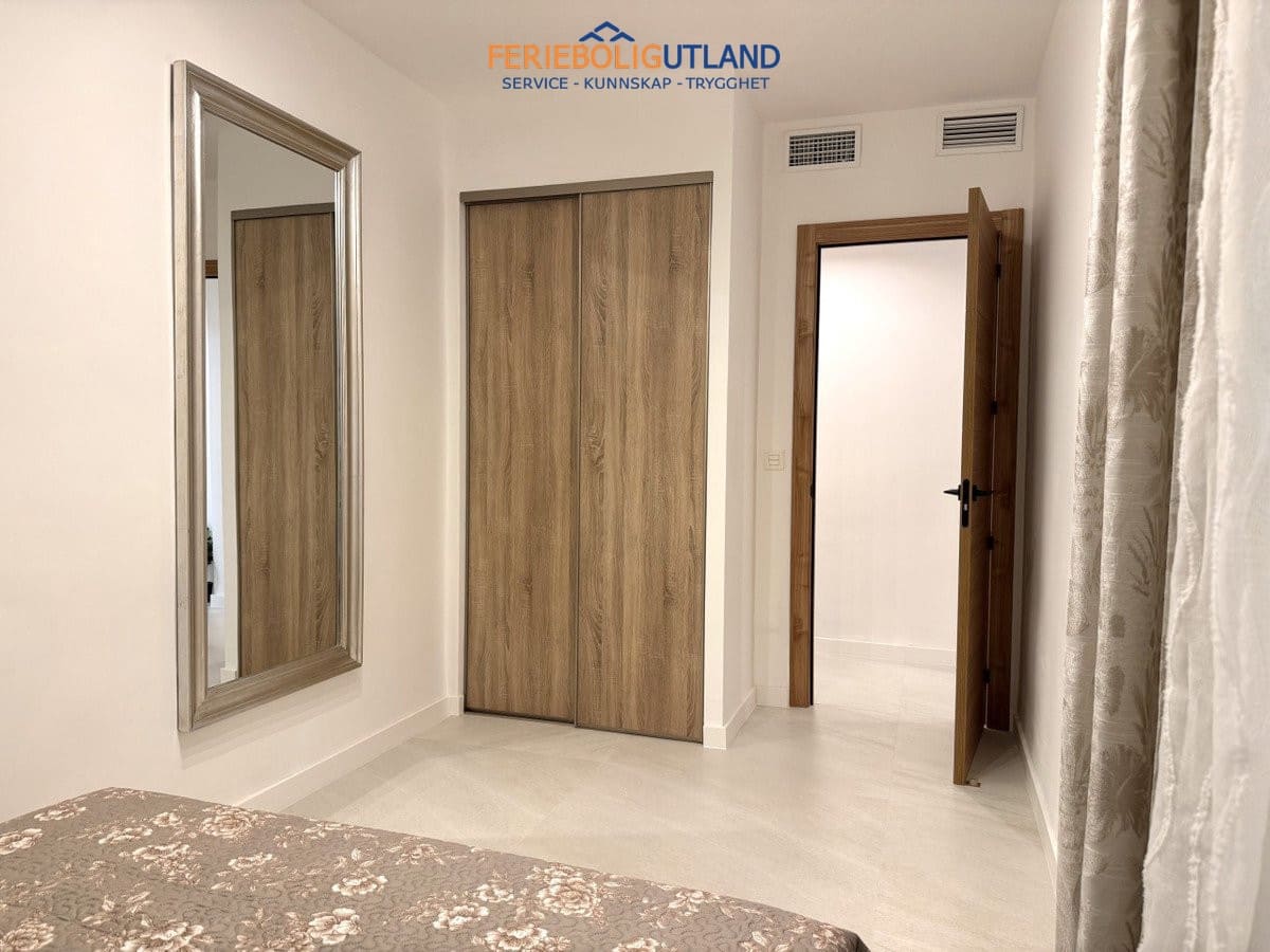 Apartamento de 4 habitaciones en Torrevieja en venta - 285.000 € (Ref: 10042015)