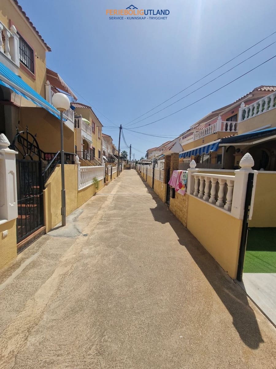 2 bedroom Townhouse for sale in Torrevieja with pool - € 130,000 (Ref: 10042024)