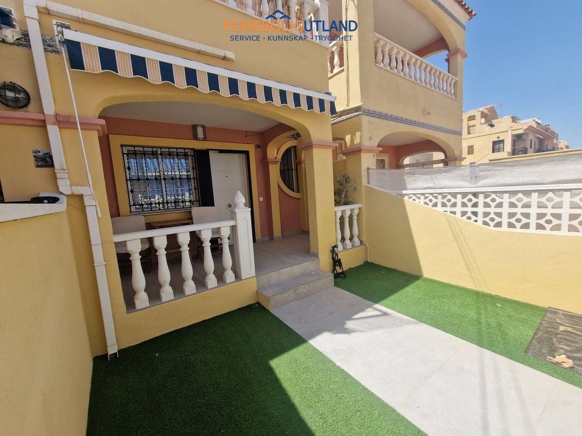 2 bedroom Townhouse for sale in Torrevieja with pool - € 130,000 (Ref: 10042024)