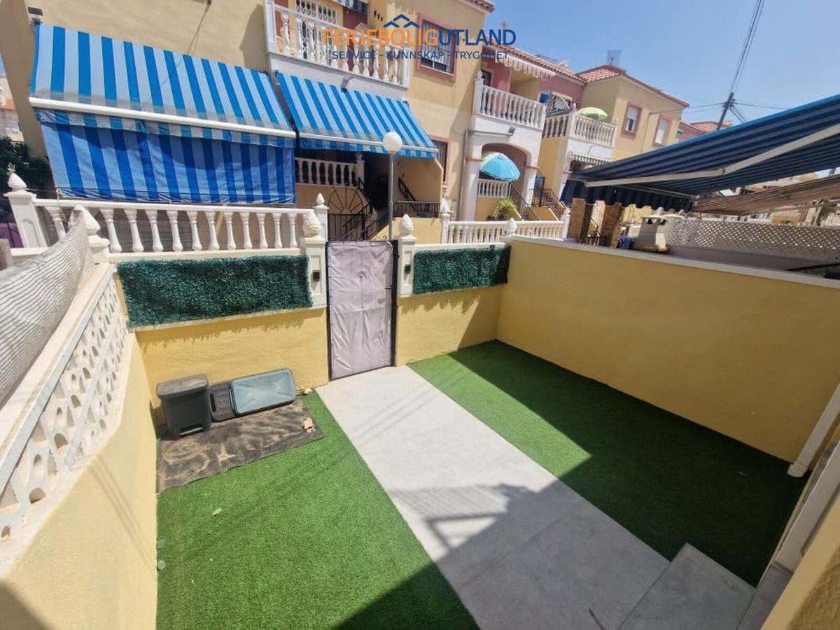 2 bedroom Townhouse for sale in Torrevieja with pool - € 130,000 (Ref: 10042024)