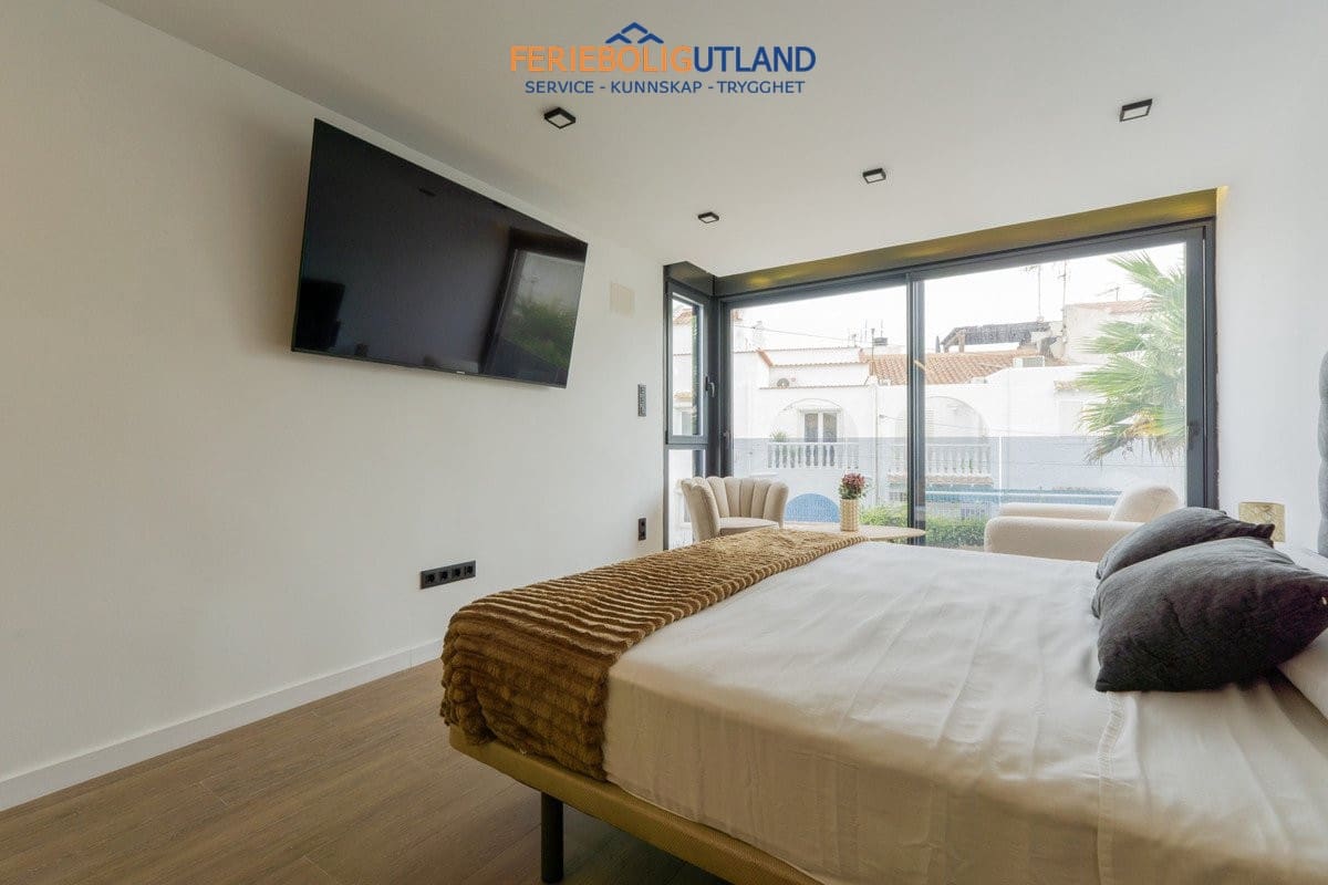 3 bedroom Villa for sale in Torrevieja with pool - € 539,000 (Ref: 10043490)