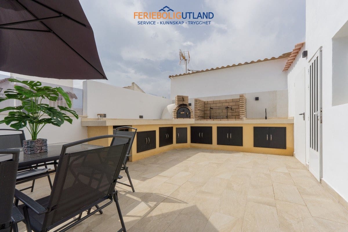 3 bedroom Villa for sale in Torrevieja with pool - € 539,000 (Ref: 10043490)
