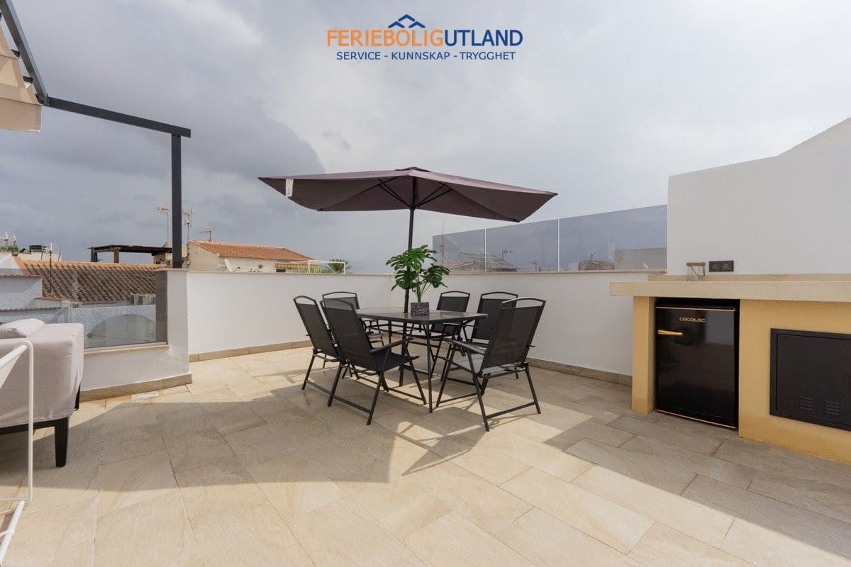 3 bedroom Villa for sale in Torrevieja with pool - € 539,000 (Ref: 10043490)