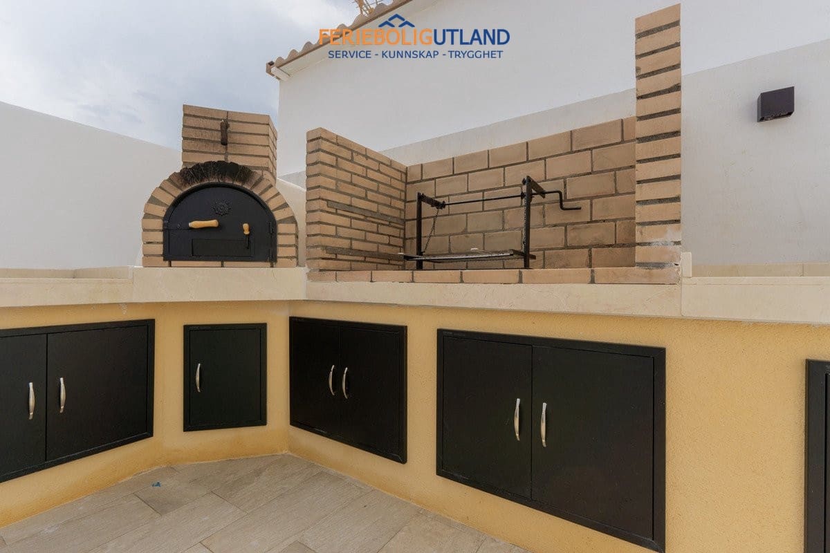 3 bedroom Villa for sale in Torrevieja with pool - € 539,000 (Ref: 10043490)