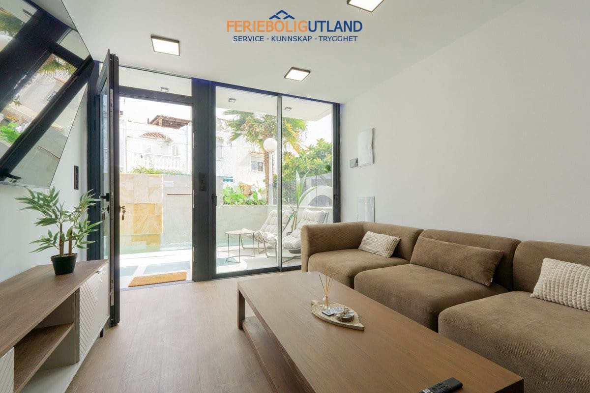 3 bedroom Villa for sale in Torrevieja with pool - € 539,000 (Ref: 10043490)