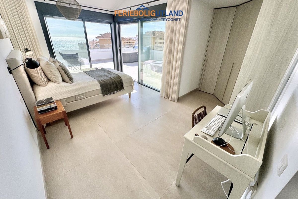 Ático de 3 habitaciones en Carvajal en venta con piscina garaje - 1.295.000 € (Ref: 10045866)