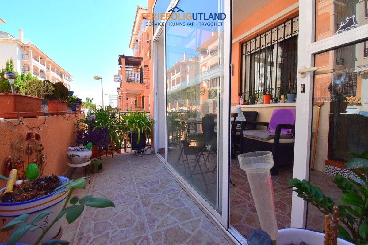 2 soveværelse Lejlighed til salg i Playa Flamenca med swimmingpool garage - € 185.000 (Ref: 10073365)