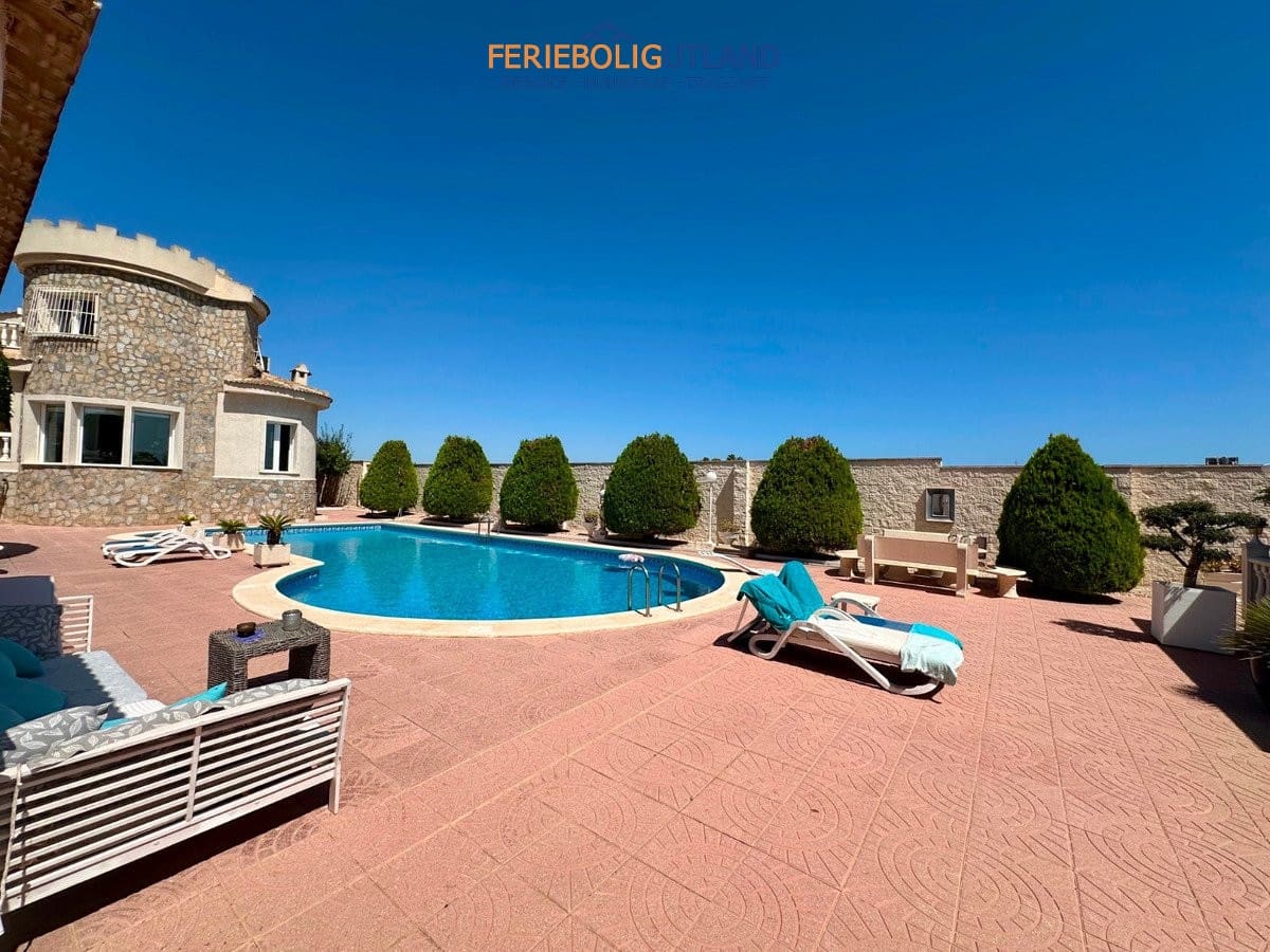 6 Zimmer Villa zu verkaufen in Ciudad Quesada mit Pool Garage - 845.000 € (Ref: 10077030)