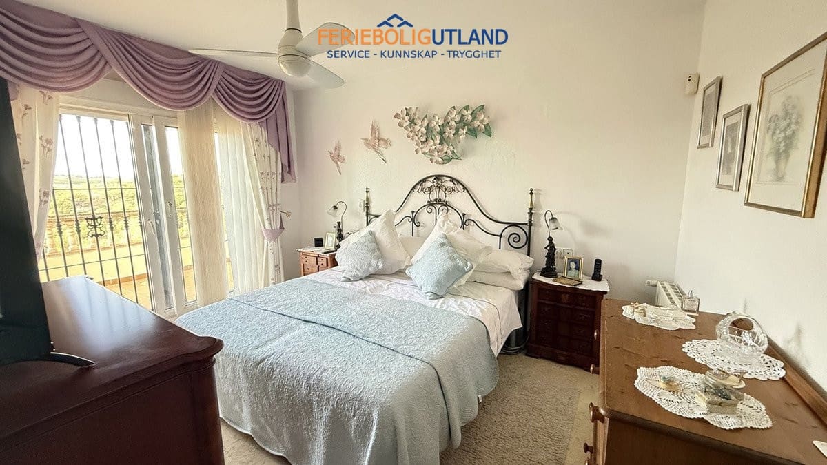 5 sypialnia Willa na sprzedaż w La Zenia z basenem garażem - 635 000 € (Ref: 10077038)