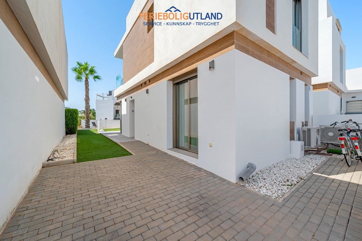 3 slaapkamer Villa te koop in Villamartin met zwembad garage - € 429.000 (Ref: 10078782)