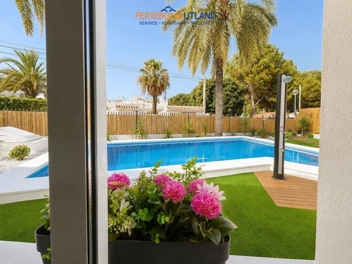 Pareado de 4 habitaciones en Orihuela Costa en venta con piscina garaje - 749.000 € (Ref: 10078999)