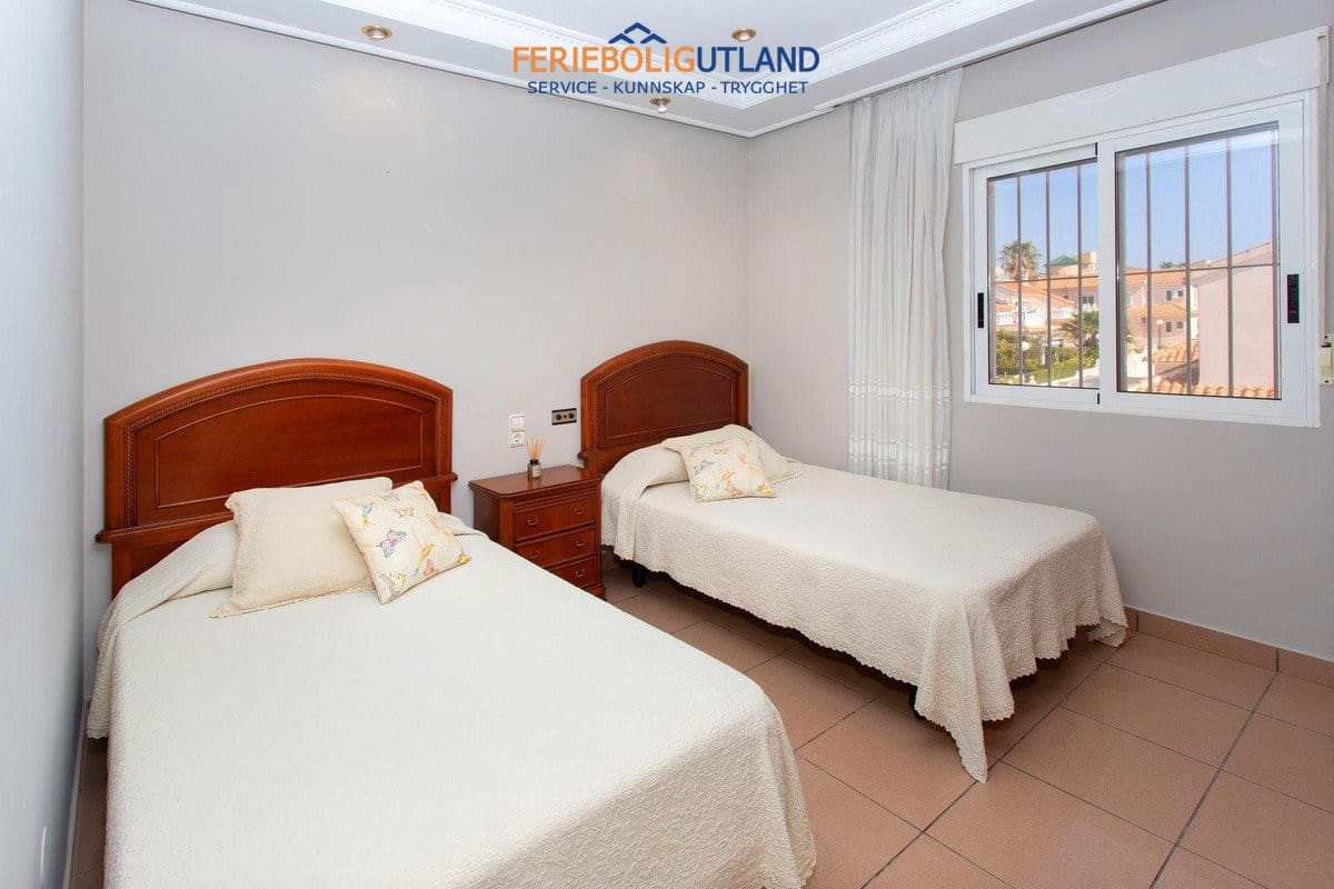 4 soveværelse Villa til salg i Torrevieja med swimmingpool garage - € 525.000 (Ref: 10079009)