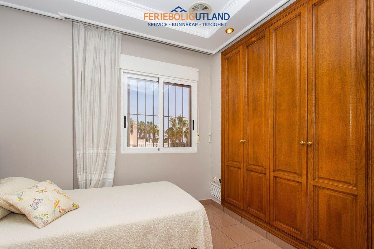 4 soveværelse Villa til salg i Torrevieja med swimmingpool garage - € 525.000 (Ref: 10079009)