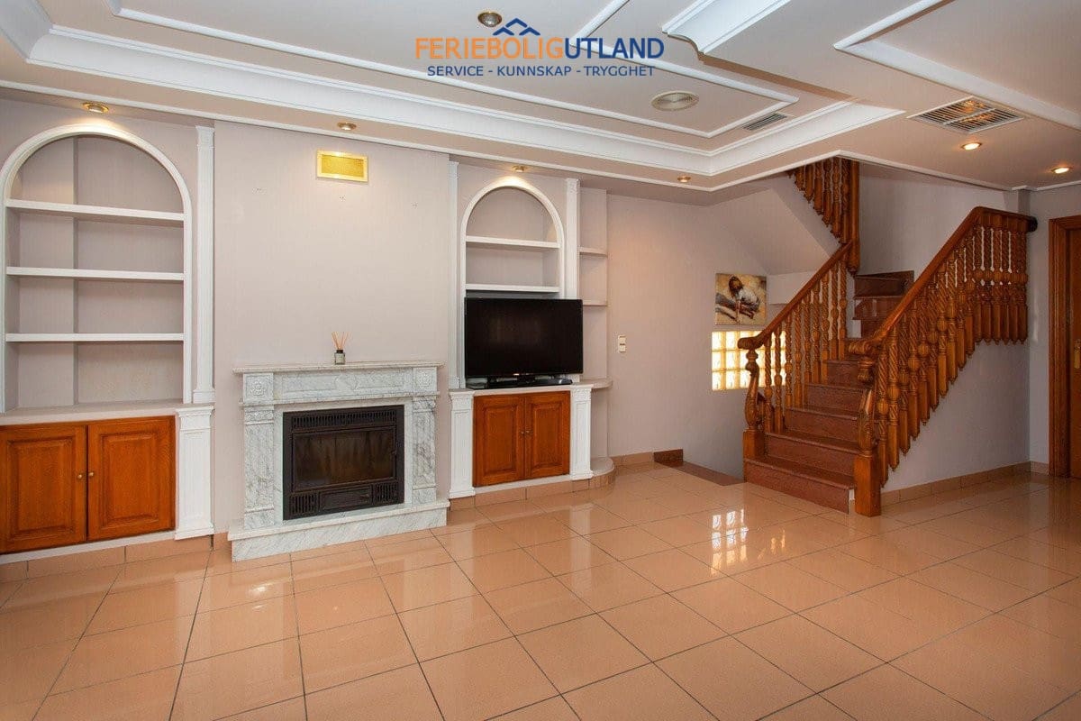 4 soveværelse Villa til salg i Torrevieja med swimmingpool garage - € 525.000 (Ref: 10079009)
