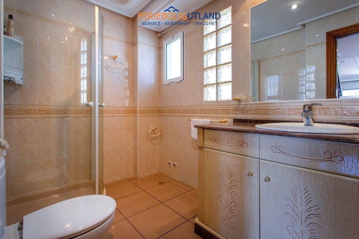 4 soveværelse Villa til salg i Torrevieja med swimmingpool garage - € 525.000 (Ref: 10079009)