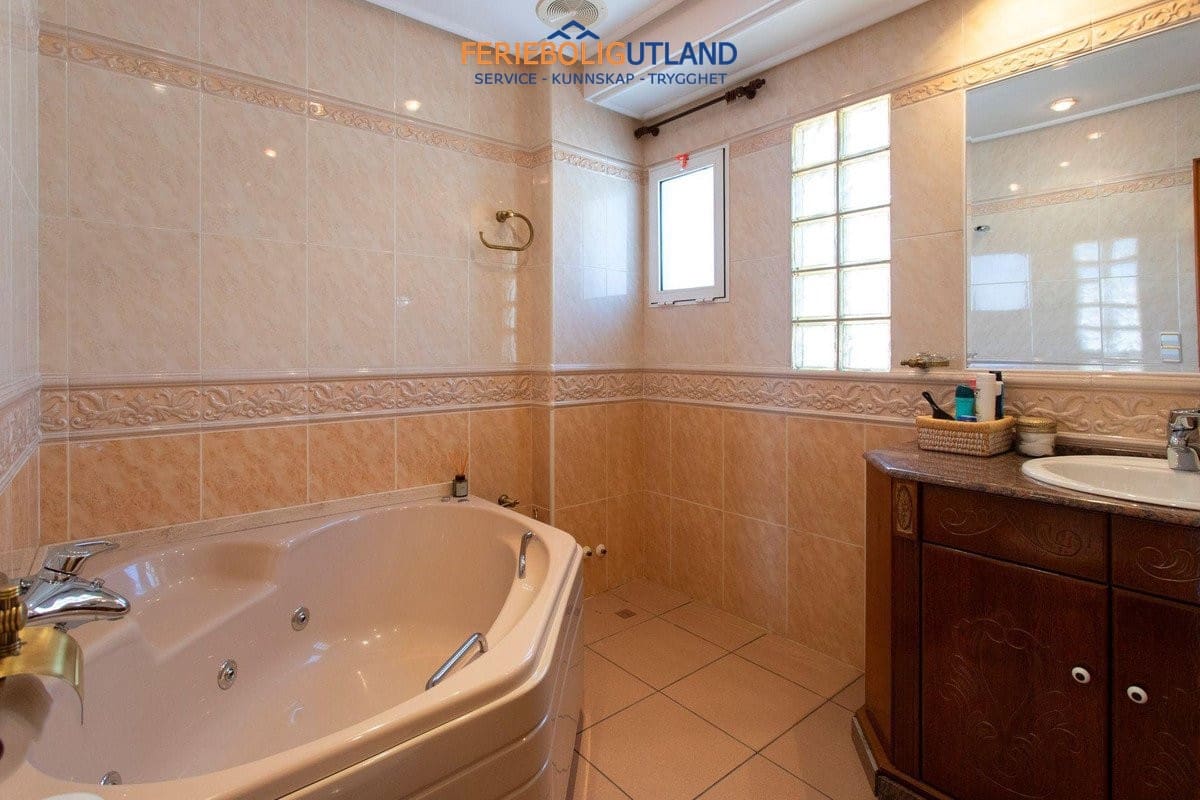 4 soveværelse Villa til salg i Torrevieja med swimmingpool garage - € 525.000 (Ref: 10079009)