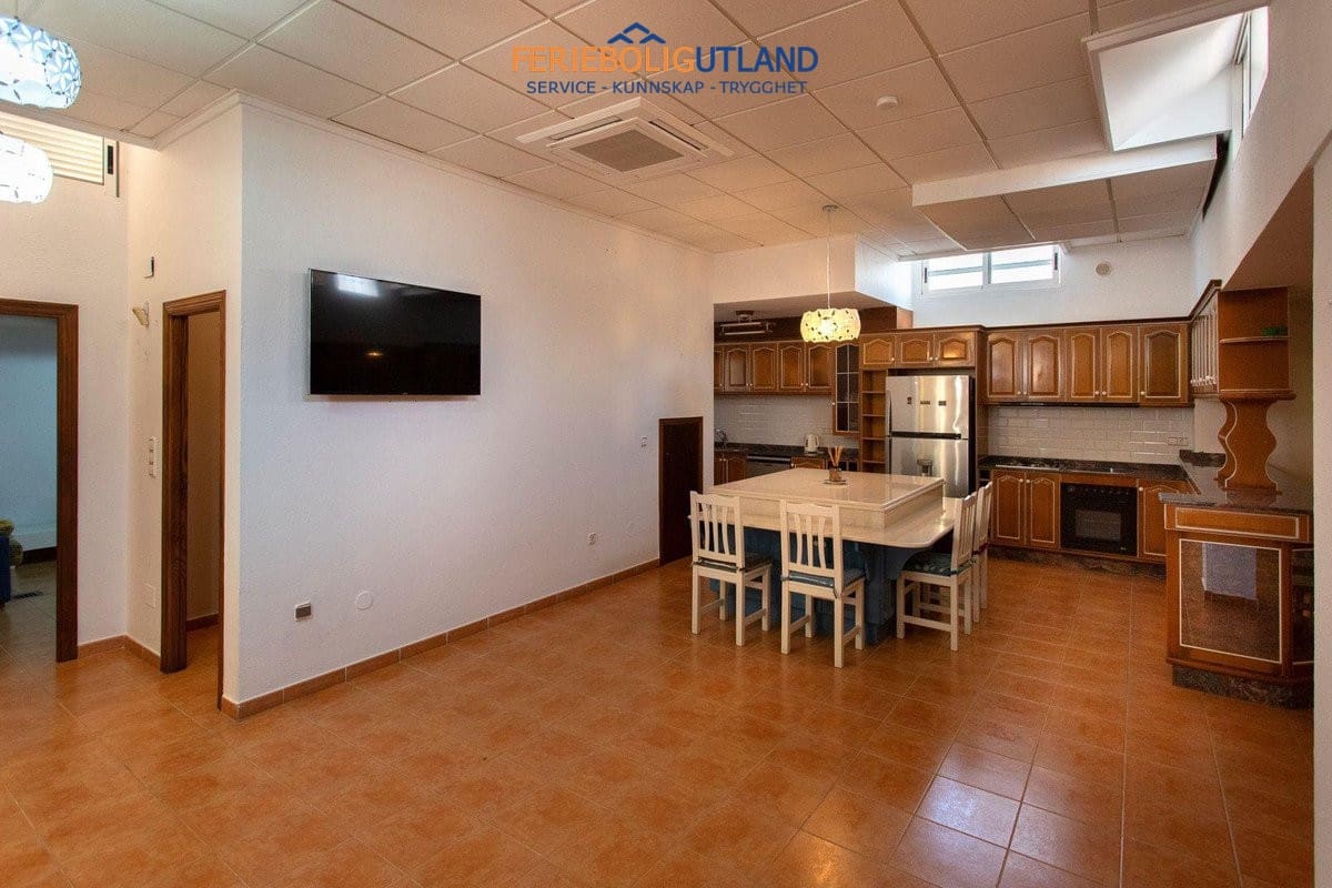 4 soveværelse Villa til salg i Torrevieja med swimmingpool garage - € 525.000 (Ref: 10079009)