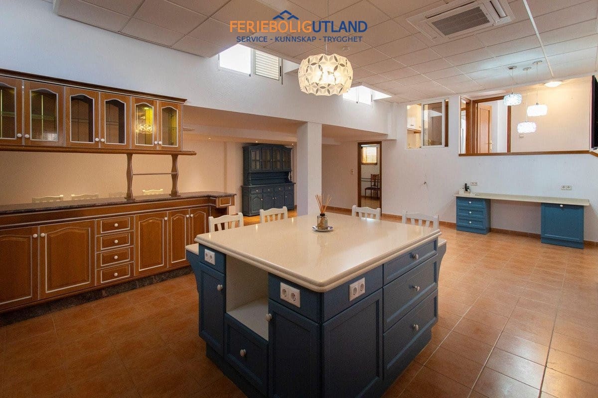 4 soveværelse Villa til salg i Torrevieja med swimmingpool garage - € 525.000 (Ref: 10079009)