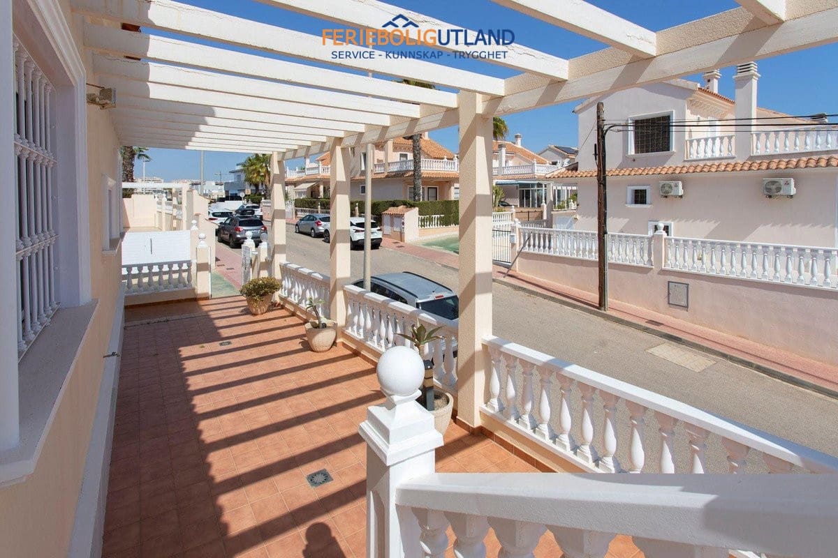 4 soveværelse Villa til salg i Torrevieja med swimmingpool garage - € 525.000 (Ref: 10079009)