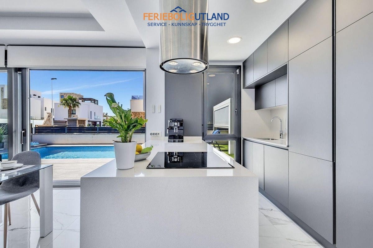 3 Zimmer Villa zu verkaufen in Torrevieja mit Pool - 749.900 € (Ref: 10079011)