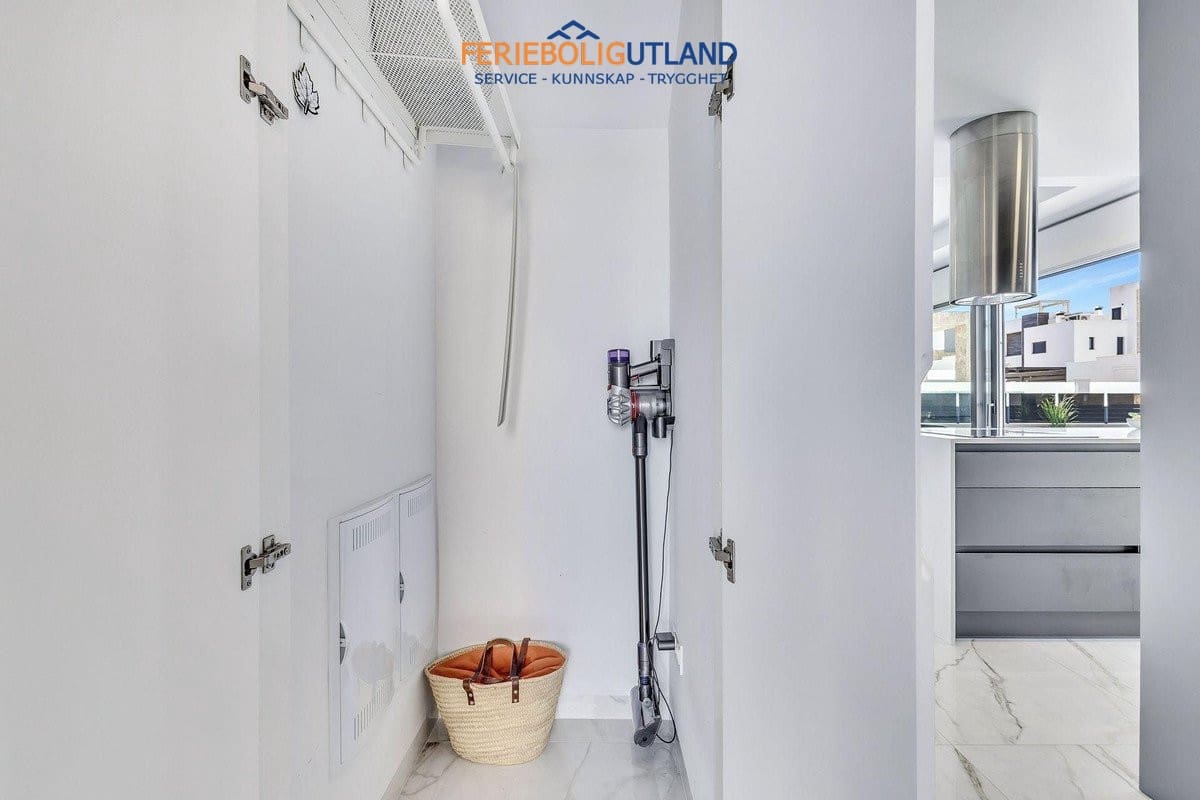 3 Zimmer Villa zu verkaufen in Torrevieja mit Pool - 749.900 € (Ref: 10079011)