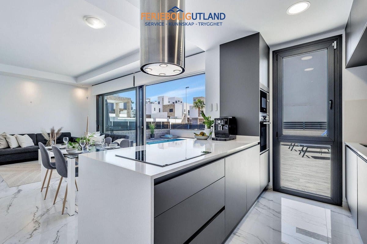 3 Zimmer Villa zu verkaufen in Torrevieja mit Pool - 749.900 € (Ref: 10079011)