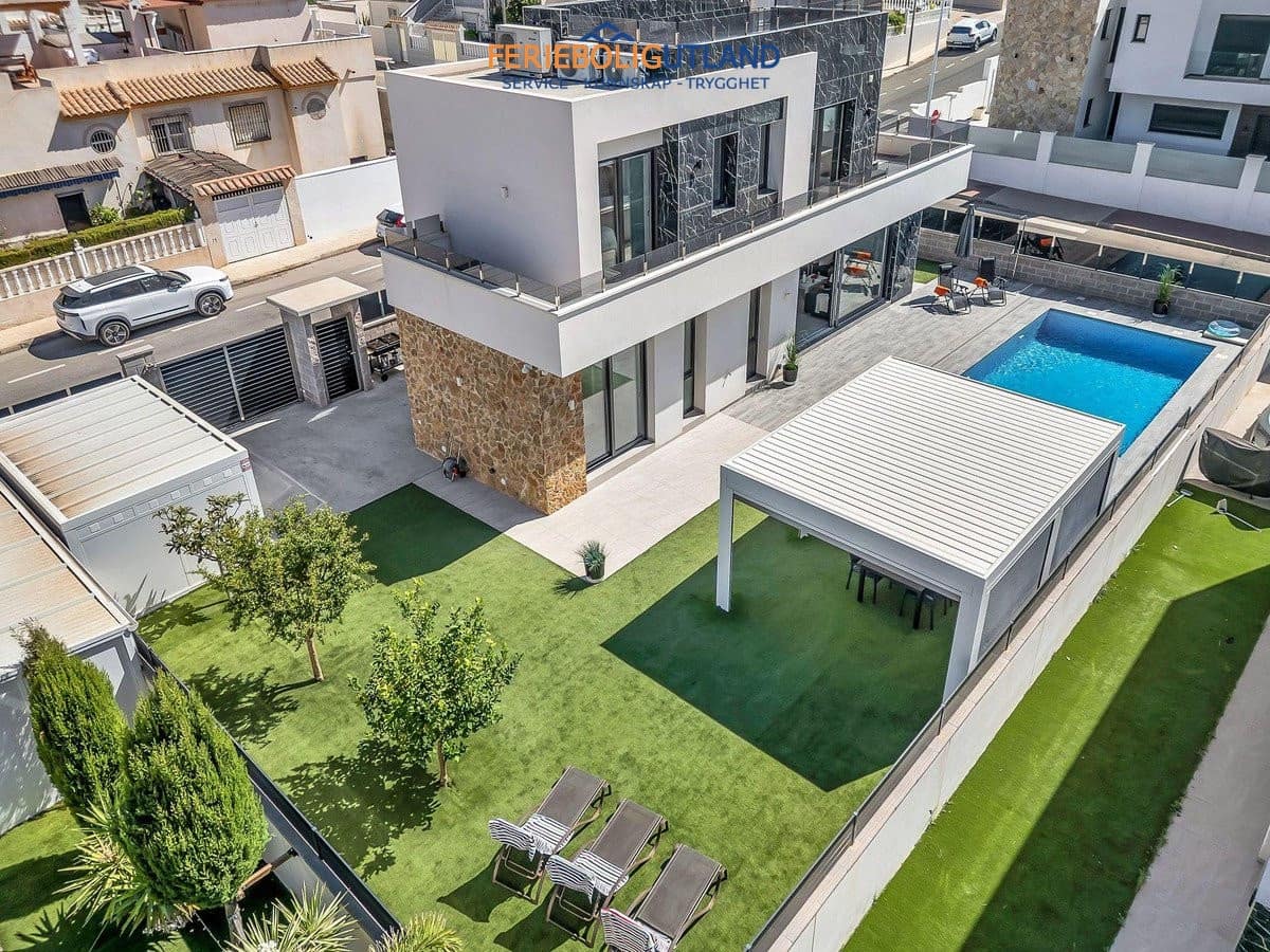 3 Zimmer Villa zu verkaufen in Torrevieja mit Pool - 749.900 € (Ref: 10079011)