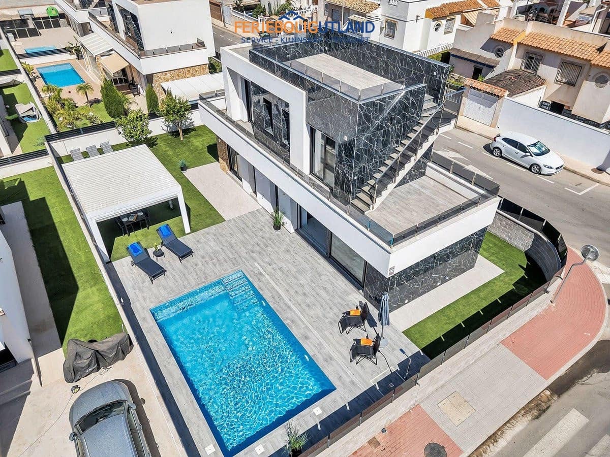 3 Zimmer Villa zu verkaufen in Torrevieja mit Pool - 749.900 € (Ref: 10079011)