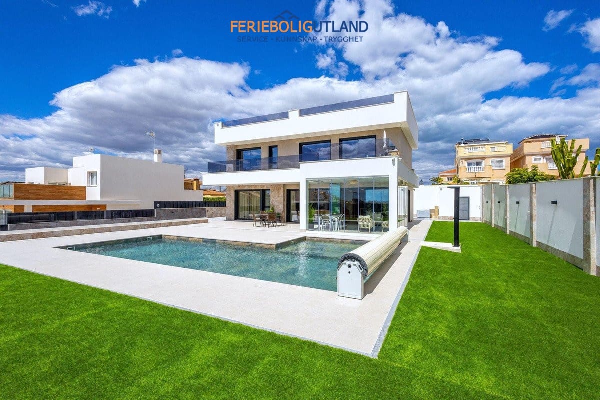 4 chambre Villa/Maison à vendre à Torrevieja avec piscine garage - 1 675 000 € (Ref: 10079012)
