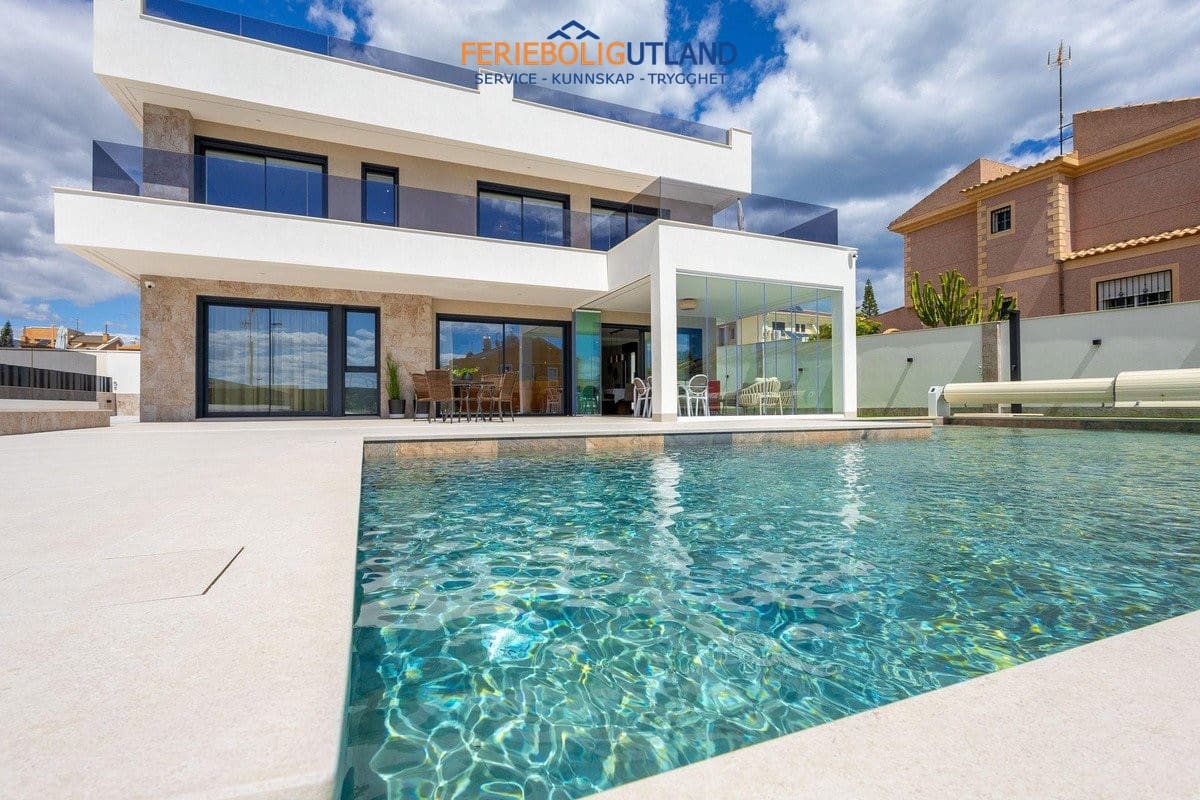 4 chambre Villa/Maison à vendre à Torrevieja avec piscine garage - 1 675 000 € (Ref: 10079012)