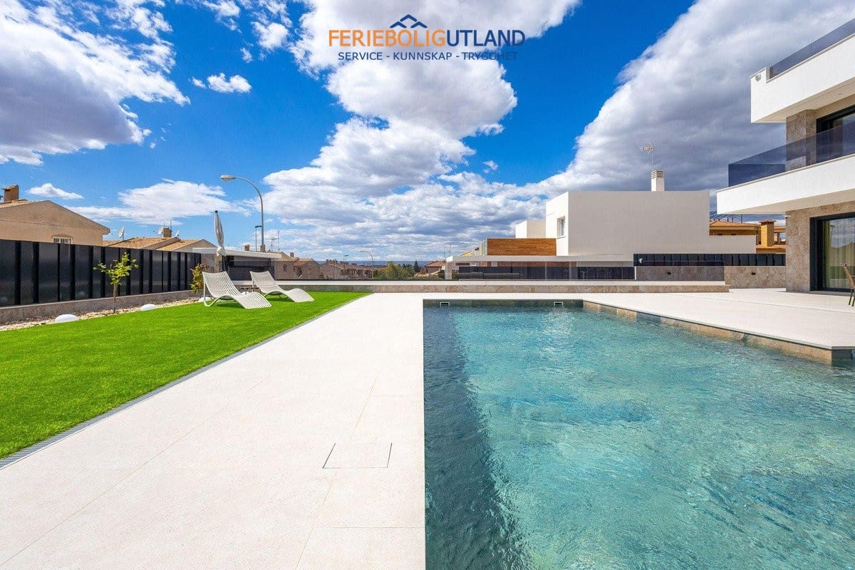 4 chambre Villa/Maison à vendre à Torrevieja avec piscine garage - 1 675 000 € (Ref: 10079012)