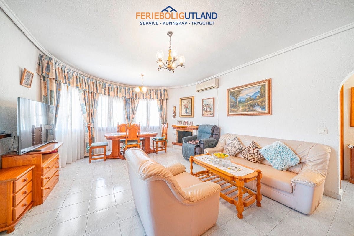Chalet de 5 habitaciones en Ciudad Quesada en venta con garaje - 359.000 € (Ref: 10081571)