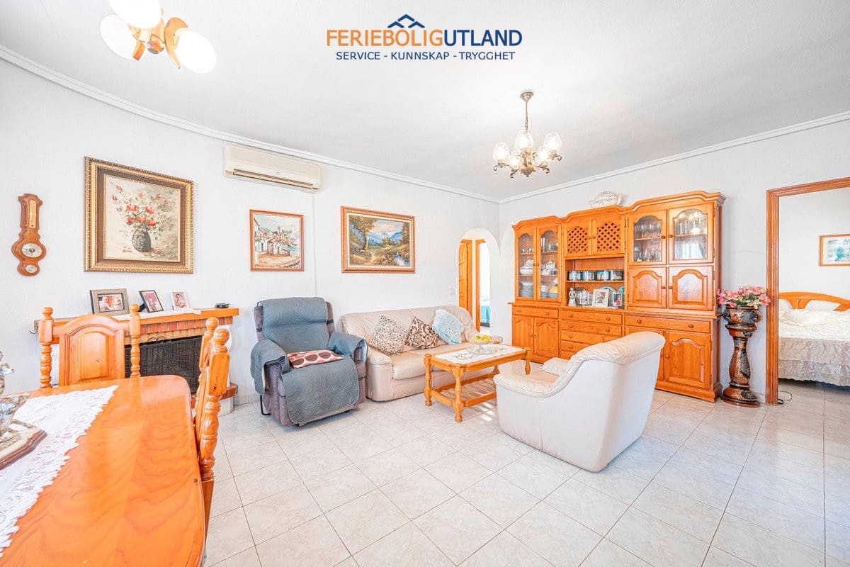 Chalet de 5 habitaciones en Ciudad Quesada en venta con garaje - 359.000 € (Ref: 10081571)