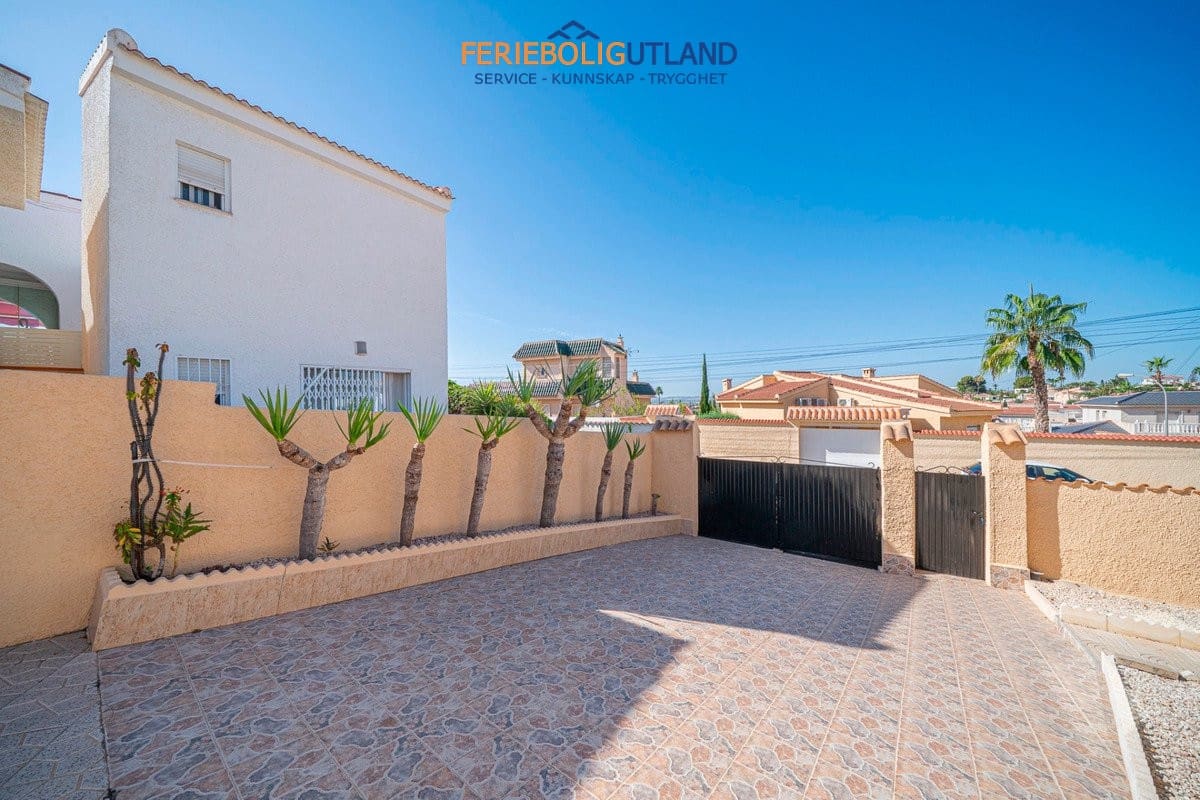 Chalet de 5 habitaciones en Ciudad Quesada en venta con garaje - 359.000 € (Ref: 10081571)