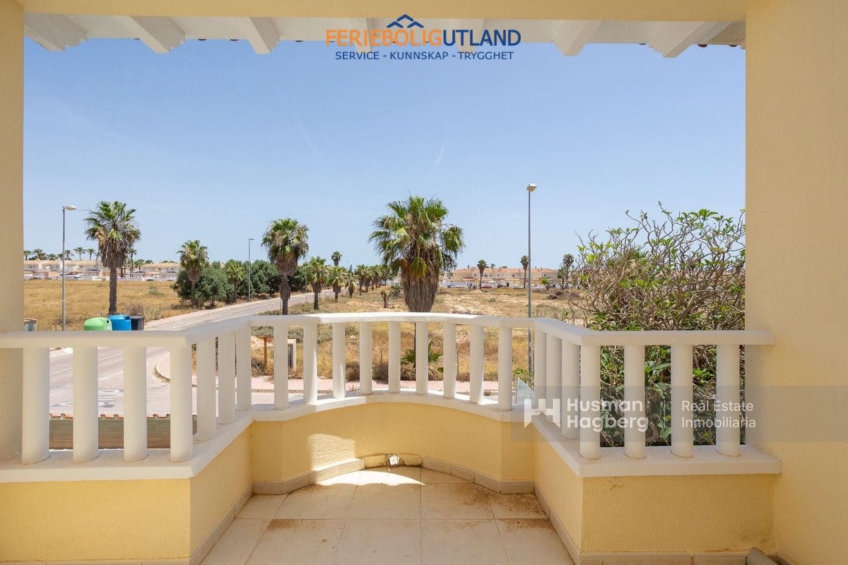 2 soveværelse Byhus til salg i Ciudad Quesada med swimmingpool - € 229.000 (Ref: 10081999)
