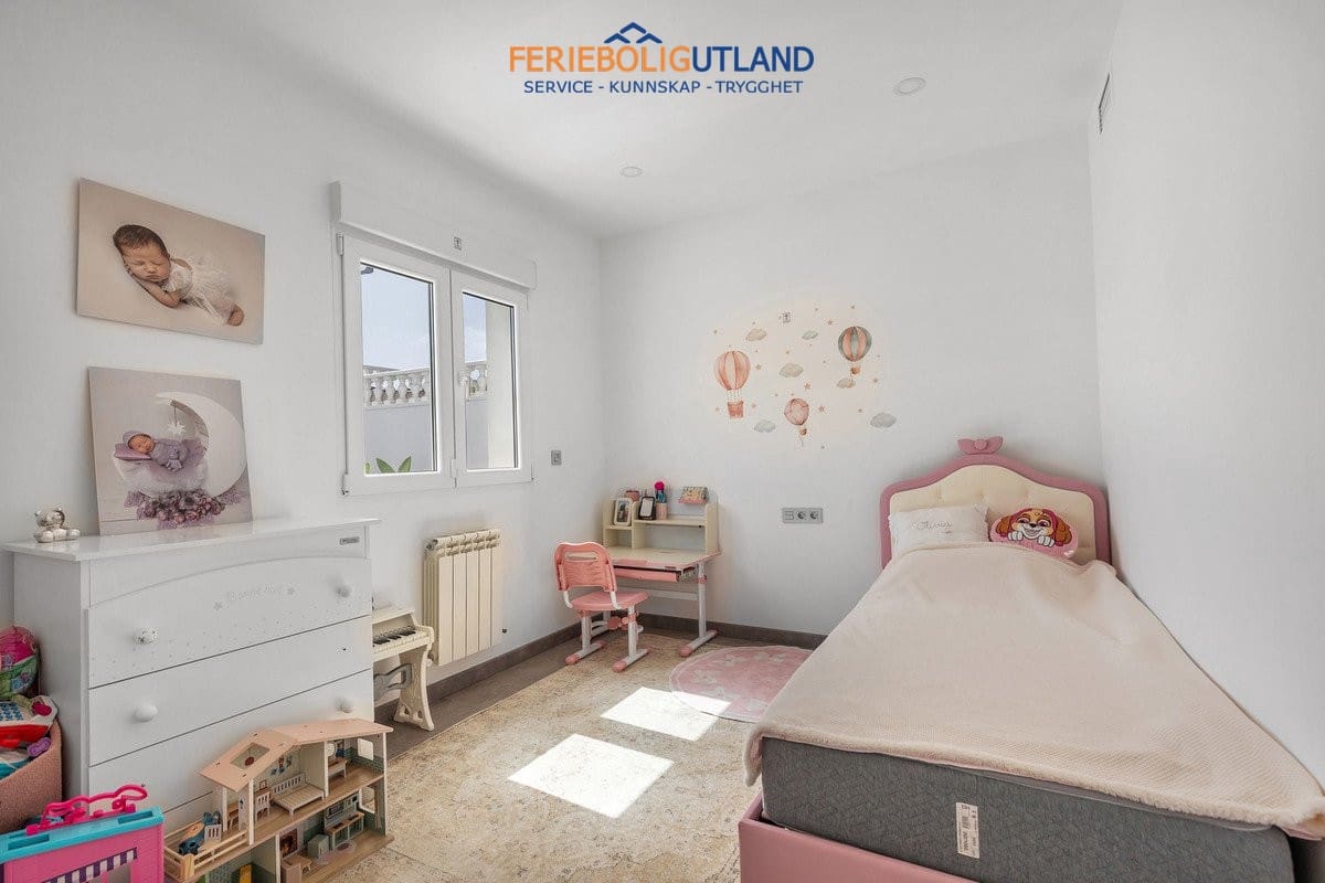 5 Zimmer Villa zu verkaufen in Los Balcones mit Pool Garage - 849.000 € (Ref: 10086562)