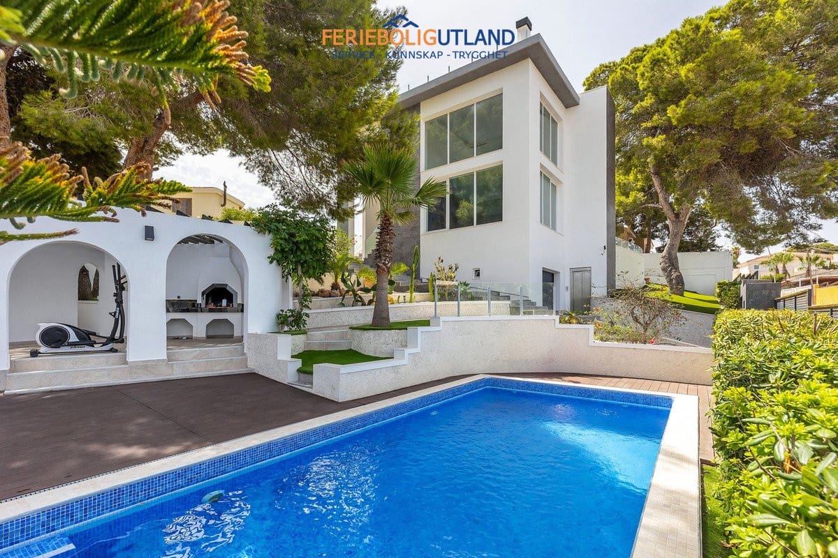5 Zimmer Villa zu verkaufen in Los Balcones mit Pool Garage - 849.000 € (Ref: 10086562)