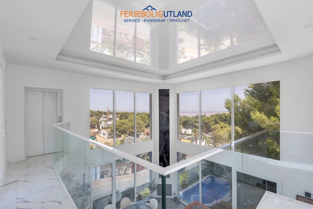 5 Zimmer Villa zu verkaufen in Los Balcones mit Pool Garage - 849.000 € (Ref: 10086562)