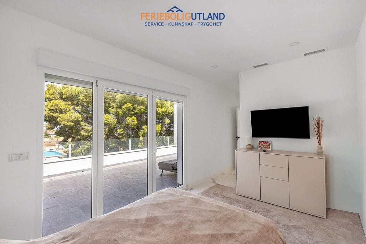 5 Zimmer Villa zu verkaufen in Los Balcones mit Pool Garage - 849.000 € (Ref: 10086562)
