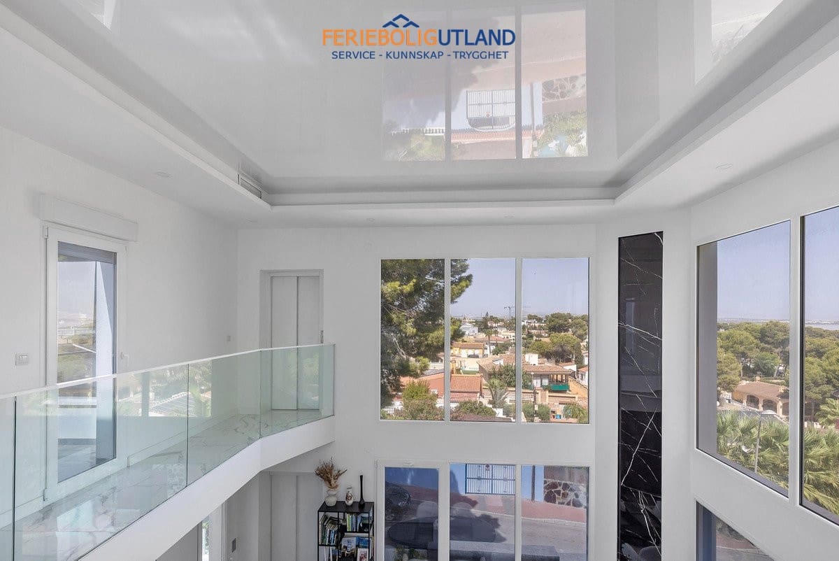 5 Zimmer Villa zu verkaufen in Los Balcones mit Pool Garage - 849.000 € (Ref: 10086562)