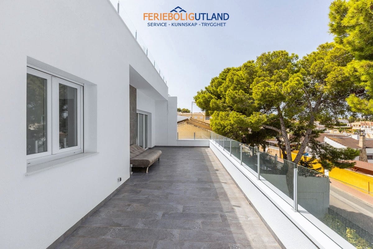 5 Zimmer Villa zu verkaufen in Los Balcones mit Pool Garage - 849.000 € (Ref: 10086562)