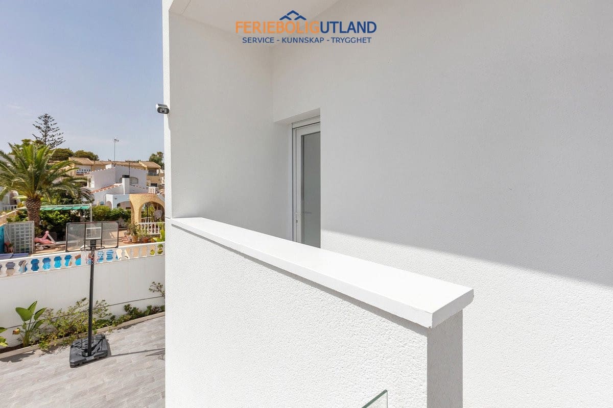 5 Zimmer Villa zu verkaufen in Los Balcones mit Pool Garage - 849.000 € (Ref: 10086562)