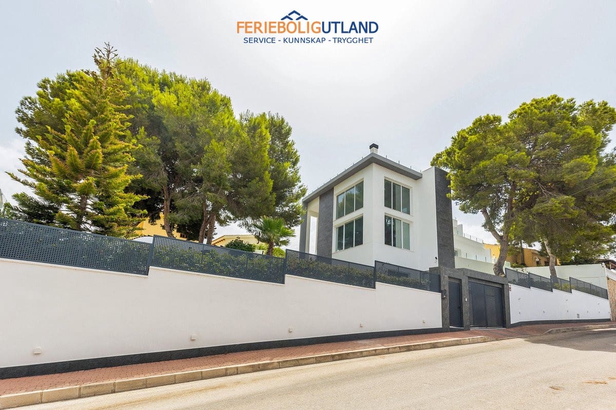 5 Zimmer Villa zu verkaufen in Los Balcones mit Pool Garage - 849.000 € (Ref: 10086562)