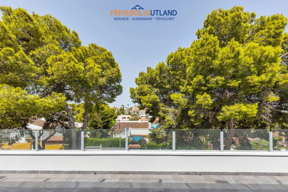 5 Zimmer Villa zu verkaufen in Los Balcones mit Pool Garage - 849.000 € (Ref: 10086562)