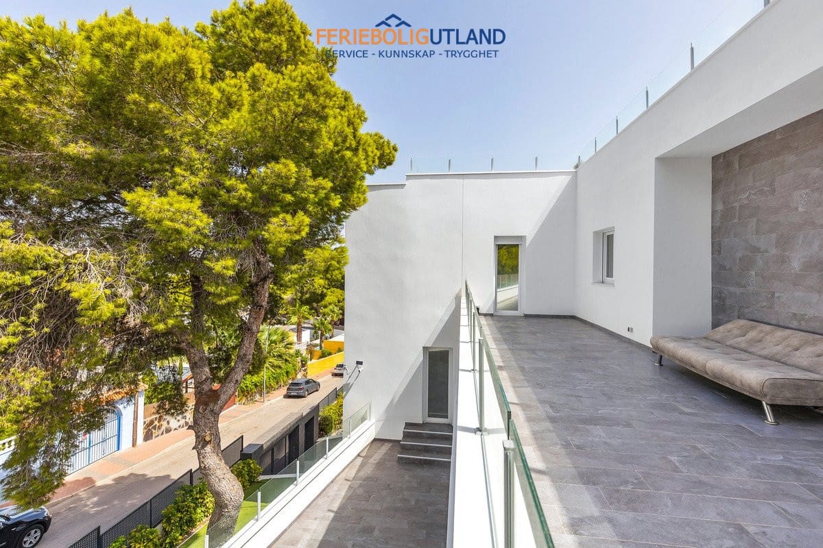 5 Zimmer Villa zu verkaufen in Los Balcones mit Pool Garage - 849.000 € (Ref: 10086562)