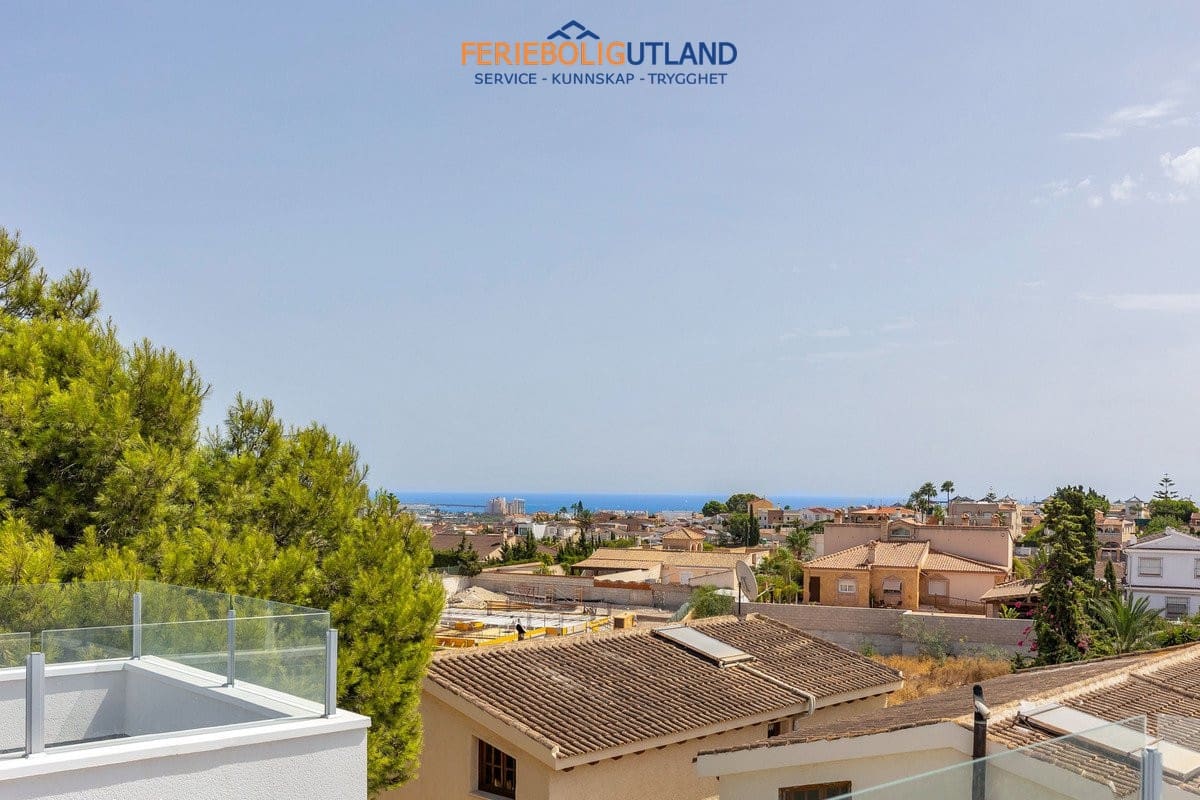 5 Zimmer Villa zu verkaufen in Los Balcones mit Pool Garage - 849.000 € (Ref: 10086562)
